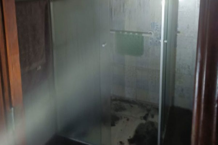 foto-incendio-atinge-residencia-na-vila-togni-e-bombeiros-resgatam-cachorro-e-gato-24-09-26