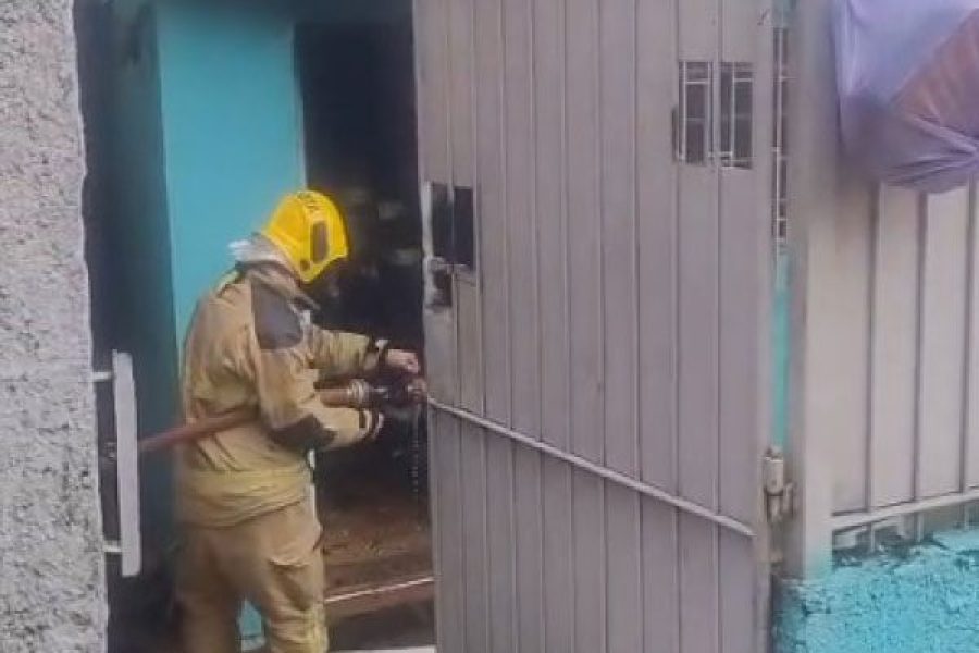 foto-incendio-atinge-residencia-no-bairro-leandro-previato-em-andradas-06-04-26