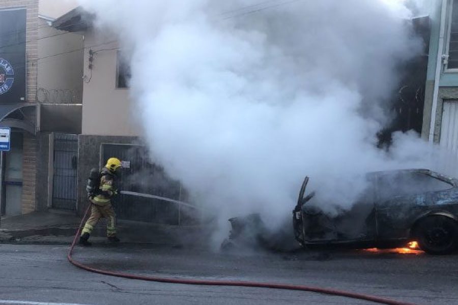 foto-incendio-veiculo-22-06-2026