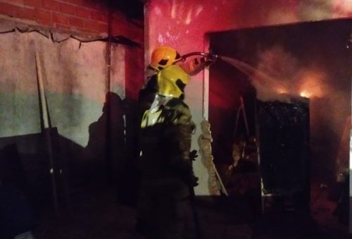 foto-incendio-em-residencia-no-jardim-ipe-e-controlado-pelos-bombeiros-em-pocos-20-04-26