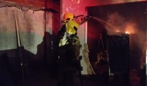 foto-incendio-bombeiros-20-04-2026