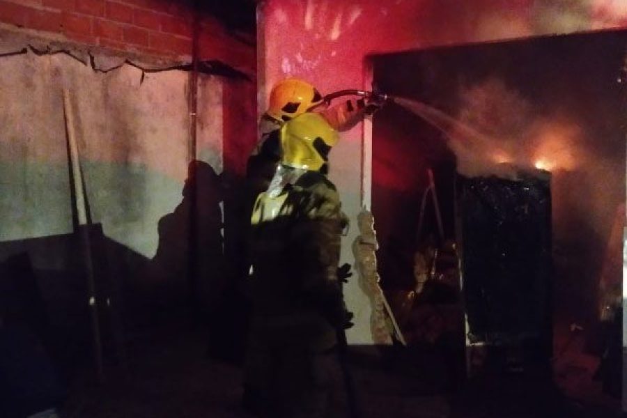 foto-incendio-em-residencia-no-jardim-ipe-e-controlado-pelos-bombeiros-em-pocos-20-04-26