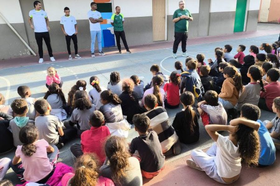 foto-jogadores-da-caldense-visitam-escola-de-pocos-11-06-26