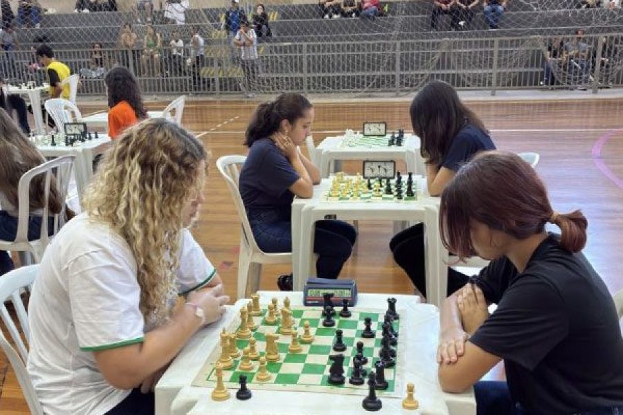 foto-jogos-escolares-estudantes-embarcam-para-fase-regional-que-sera-disputada-em-passos-26-06-26