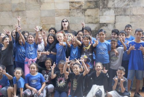 foto-liderado-pela-cantora-fernanda-rossi-rock-das-kids-reafirma-forte-conexao-entre-arte-e-educacao-18-03-26