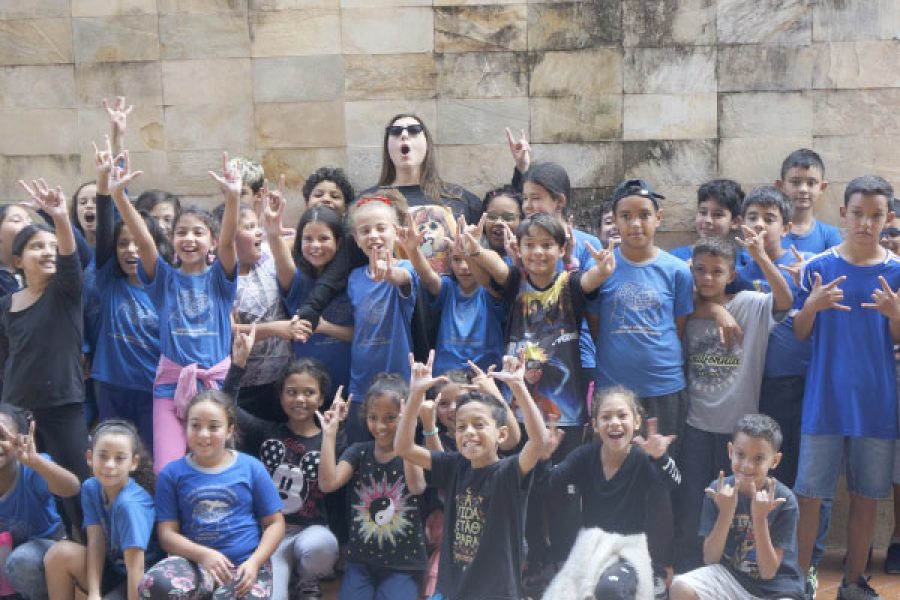 foto-liderado-pela-cantora-fernanda-rossi-rock-das-kids-reafirma-forte-conexao-entre-arte-e-educacao-18-03-26