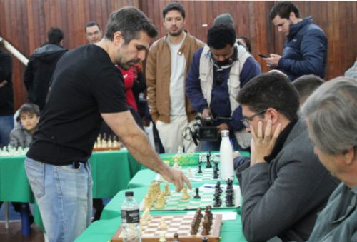foto-mestre-krikor-mekhitarian-participa-de-simultanea-de-xadrez-em-pocos-e-inspira-jovens-atletas-18-06-25