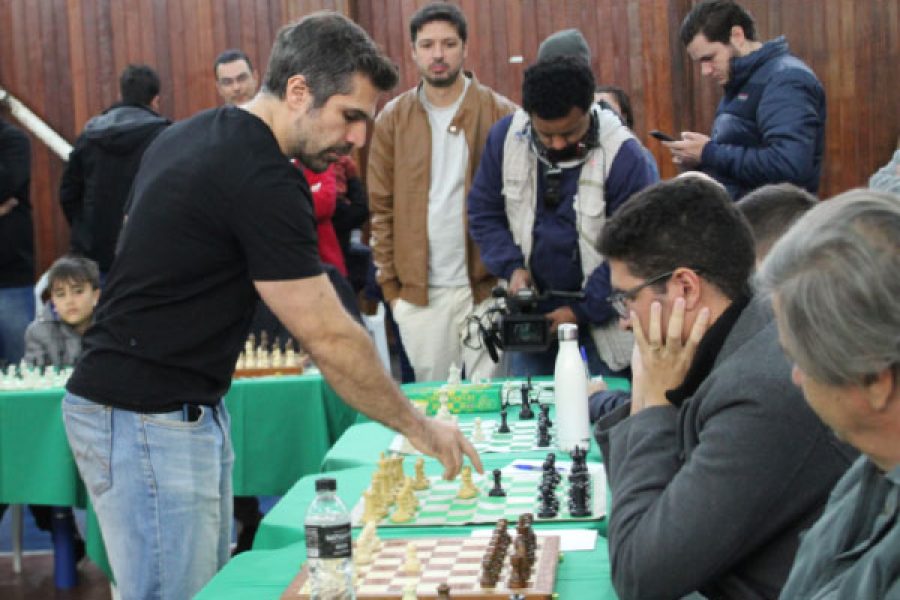 foto-mestre-krikor-mekhitarian-participa-de-simultanea-de-xadrez-em-pocos-e-inspira-jovens-atletas-18-06-25
