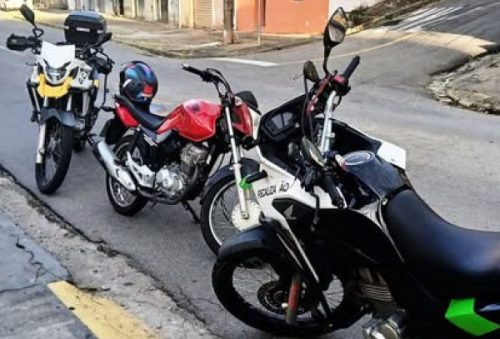 foto-motocicleta-e-removida-apos-tentativa-de-fuga-na-zona-leste-06-04-26