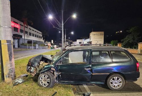 foto-motorista-com-suspeita-de-embriaguez-bate-em-poste-na-avenida-jose-remigio-prezia-30-05-25