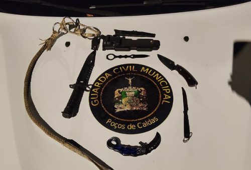 foto-motorista-de-aplicativo-e-preso-por-porte-de-armas-brancas-apos-infracao-de-transito-em-pocos-de-caldas-22-03-26