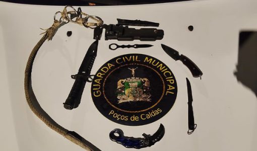 foto-motorista-de-aplicativo-e-preso-por-porte-de-armas-brancas-apos-infracao-de-transito-em-pocos-de-caldas-22-03-26