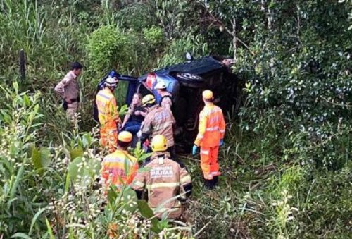 foto-motorista-fica-ferida-apos-capotamento-na-rodovia-jose-aurelio-vilela-proximo-a-unifal-01-04-26