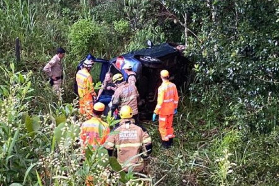 foto-motorista-fica-ferida-apos-capotamento-na-rodovia-jose-aurelio-vilela-proximo-a-unifal-01-04-26