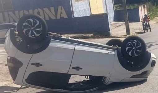 foto-motorista-fica-ferido-apos-capotamento-no-country-club-04-05-26