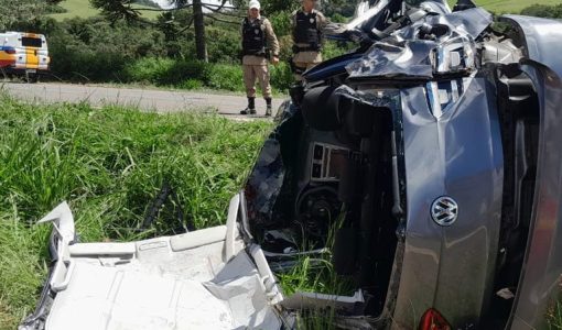 foto-motorista-fica-presa-as-ferragens-apos-capotamento-na-br-267-em-pocos-de-caldas-27-03-26