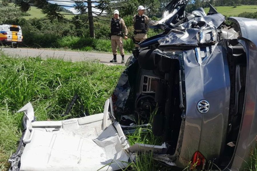 foto-motorista-fica-presa-as-ferragens-apos-capotamento-na-br-267-em-pocos-de-caldas-27-03-26