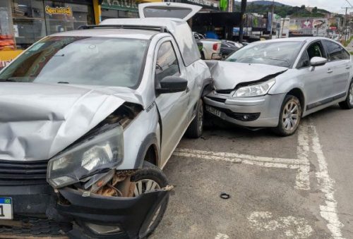 foto-motorista-perde-controle-de-carro-atinge-saveiro-e-provoca-acidente-com-tres-veiculos-23-10-26