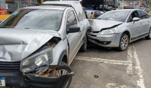 foto-motorista-perde-controle-de-carro-atinge-saveiro-e-provoca-acidente-com-tres-veiculos-23-10-26