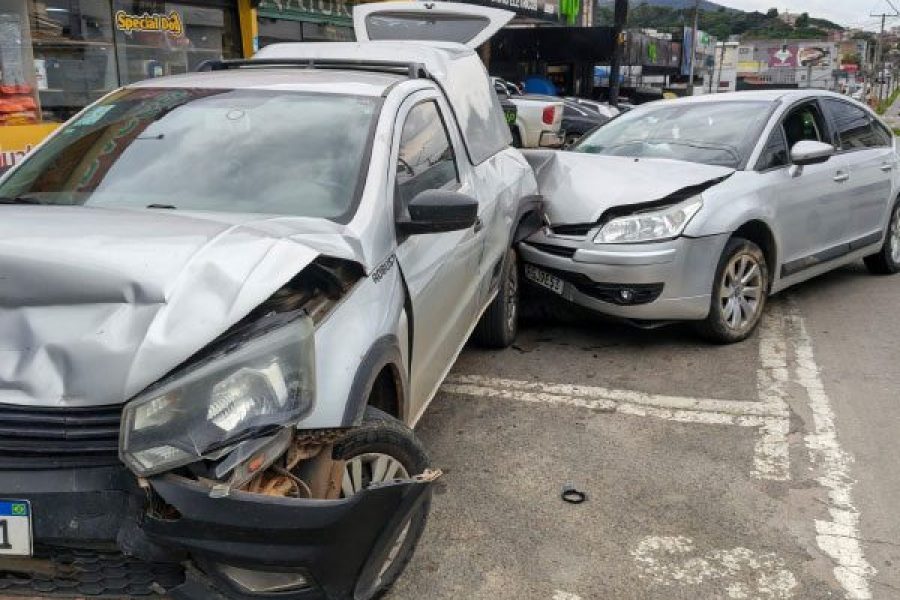 foto-motorista-perde-controle-de-carro-atinge-saveiro-e-provoca-acidente-com-tres-veiculos-23-10-26