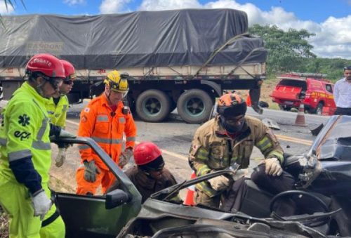 foto-mulher-morre-em-colisao-entre-carro-e-caminhao-na-br-146-02-04-26