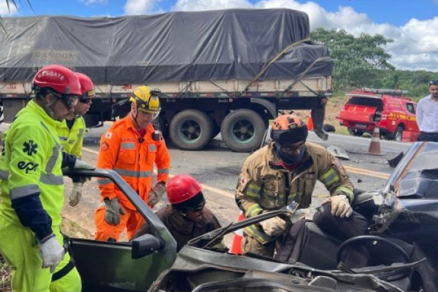 foto-mulher-morre-em-colisao-entre-carro-e-caminhao-na-br-146-02-04-26