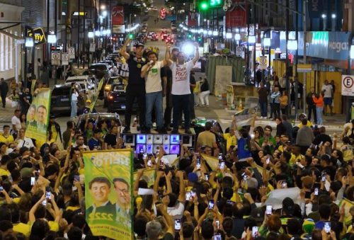 foto-nikolas-ferreira-reune-multidao-em-pocos-ao-lado-de-marcelo-heitor-21-09-26