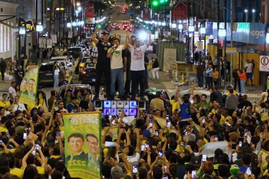 foto-nikolas-ferreira-reune-multidao-em-pocos-ao-lado-de-marcelo-heitor-21-09-26