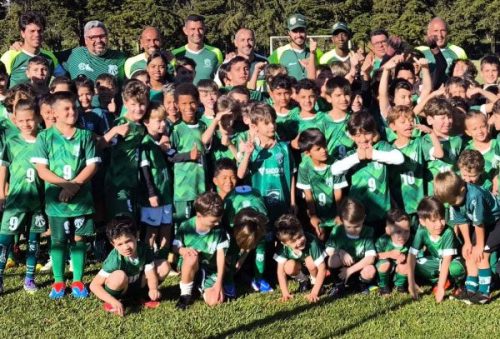foto-ninho-dos-periquitos-recebe-visita-de-criancas-das-escolinhas-de-futsal-e-futebol-society-da-caldense-07-05-26