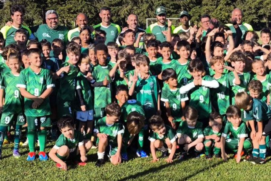 foto-ninho-dos-periquitos-recebe-visita-de-criancas-das-escolinhas-de-futsal-e-futebol-society-da-caldense-07-05-26