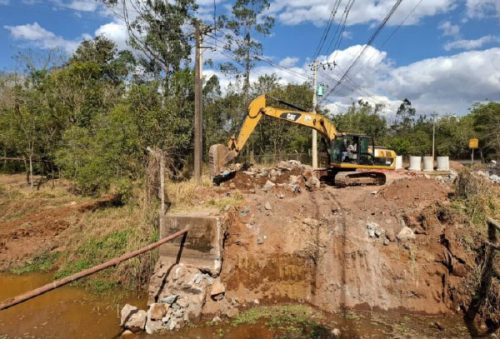 foto-obras-de-reconstrucao-da-ponte-da-avenida-celanese-avancam-com-limpeza-da-encosta-26-08-25