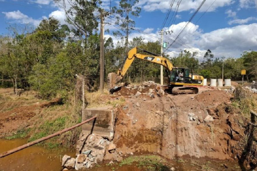 foto-obras-de-reconstrucao-da-ponte-da-avenida-celanese-avancam-com-limpeza-da-encosta-26-08-25