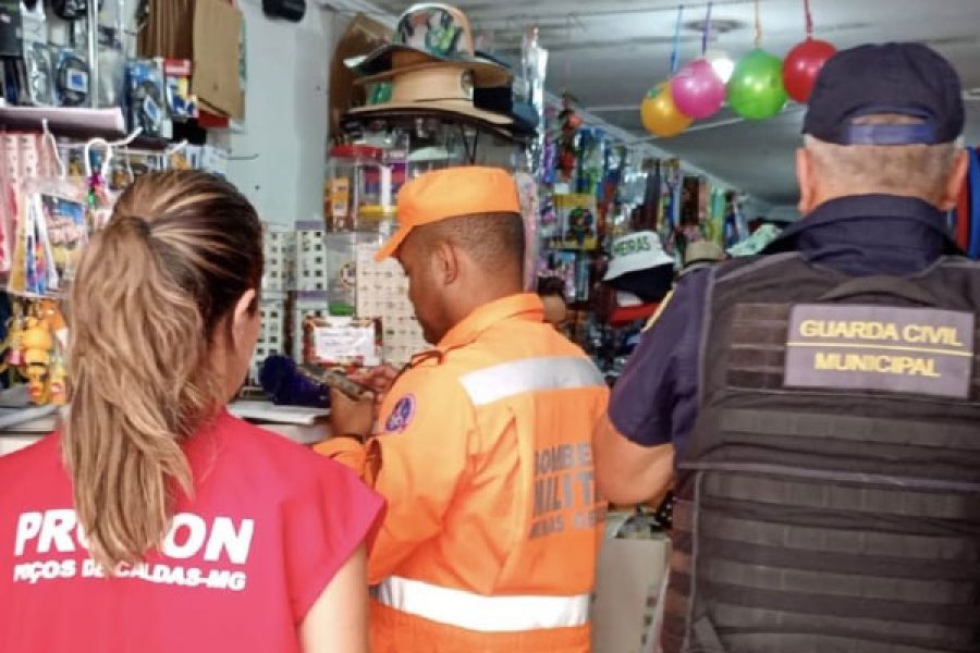 foto-fiscalizacao-comercio-fogos-artificio-29-12-2025