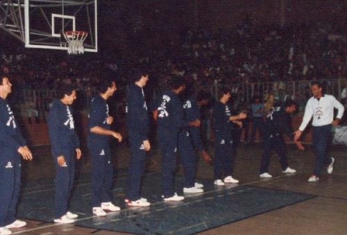 foto-oscar-schmidt-esteve-em-pocos-com-a-selecao-brasileira-de-basquete-em-1988-e-visitou-a-caldense-23-04-26