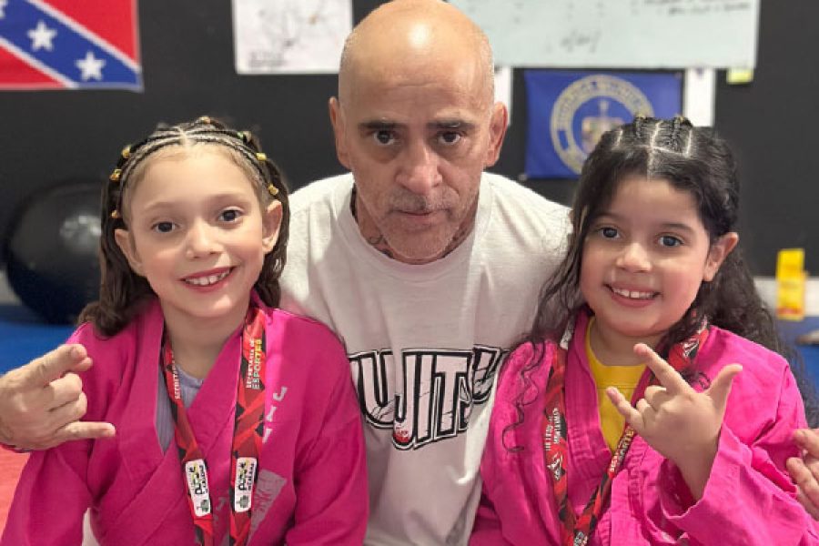 foto-pequenas-atletas-de-pocos-brilham-em-estreia-no-campeonato-de-jiu-jitsu-nas-montanhas-21-11-25