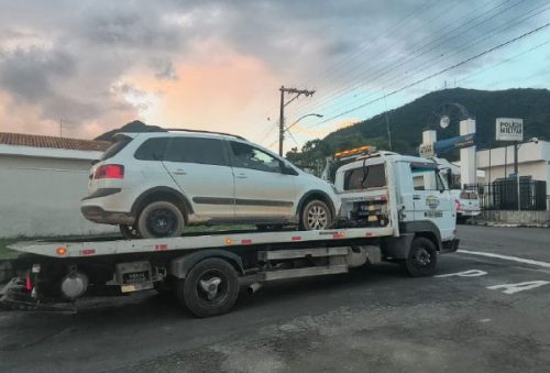 foto-pm-prende-mulher-por-conduzir-veiculo-clonado-e-recupera-carro-furtado-13-02-26