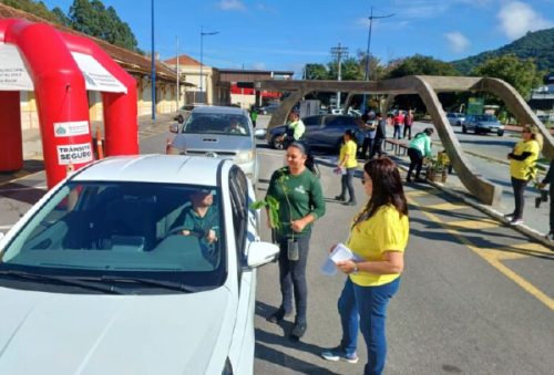 foto-pocos-de-caldas-intensifica-acoes-do-maio-amarelo-com-blitz-educativa-na-fepasa-26-05-25