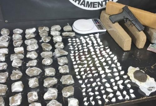 foto-policia-militar-apreende-drogas-e-prende-jovem-no-jardim-esperanca-25-03-26