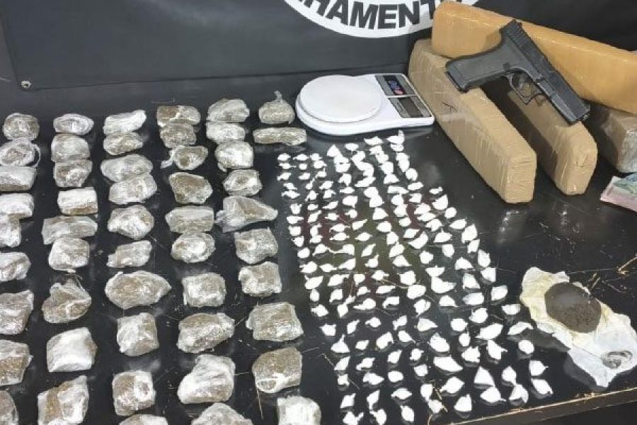 foto-policia-militar-apreende-drogas-e-prende-jovem-no-jardim-esperanca-25-03-26