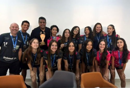 foto-prefeito-recebe-atletas-do-projeto-team-volei-apos-conquista-na-taca-parana-2025-03-12-25