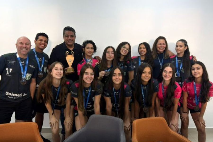 foto-prefeito-recebe-atletas-do-projeto-team-volei-apos-conquista-na-taca-parana-2025-03-12-25