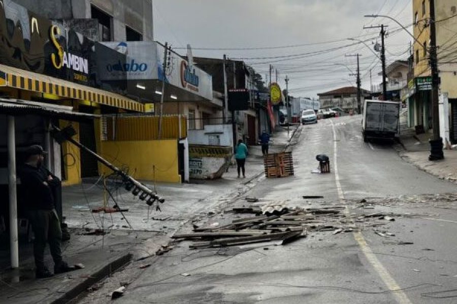 foto-prefeitura-atende-ocorrencias-apos-fortes-chuvas-e-ventos-em-pocos-de-caldas-11-09-26