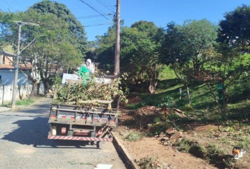 foto-prefeitura-inicia-cercamento-de-praca-ao-lado-da-escola-pacheco-para-garantir-seguranca-e-lazer-a-comunidade-14-05-25