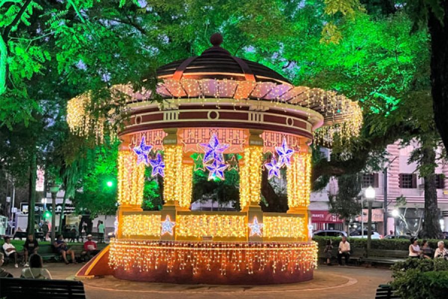 foto-prefeitura-inicia-montagem-do-natal-pocos-de-luz-15-10-25