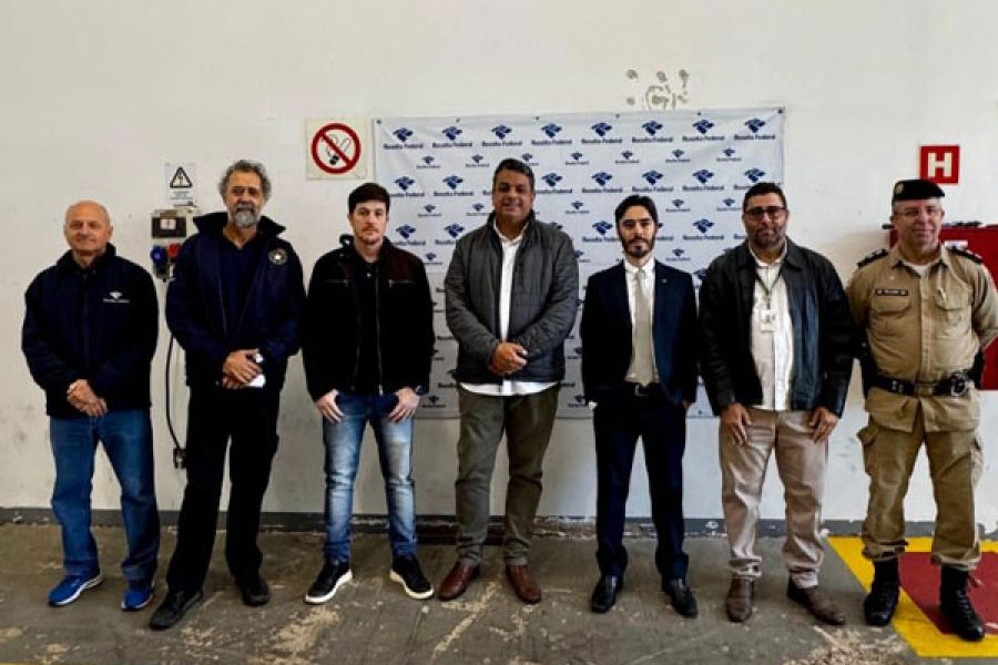 foto-prefeitura-recebe-equipamentos-da-receita-federal-para-premiacao-do-concurso-de-prosa-e-poesia-01-08-25