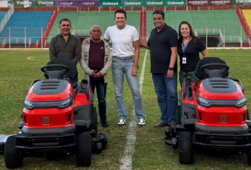 foto-prefeitura-recebe-novos-tratores-para-manutencao-de-campos-e-pista-de-atletismo-30-09-25