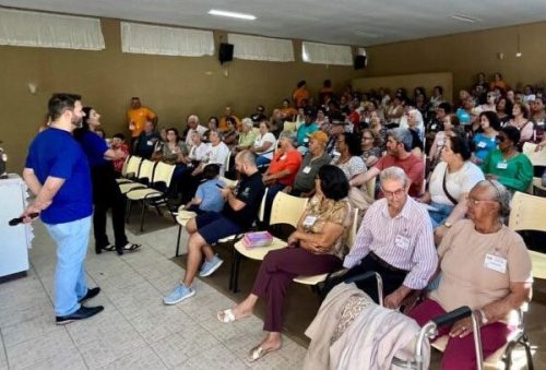 foto-procon-leva-orientacao-sobre-consumo-consciente-a-idosos-durante-encontro-da-pastoral-da-3a-idade-01-04-26