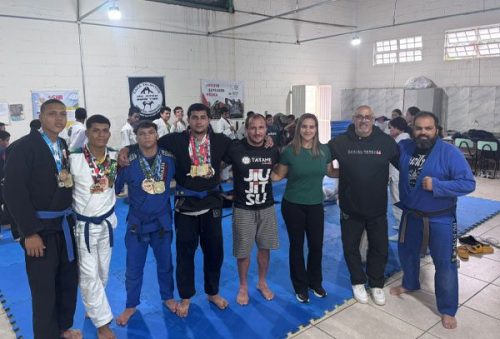 foto-projeto-caca-talentos-transforma-vidas-com-exemplo-de-campeoes-e-entrega-de-novos-quimonos-06-05-26