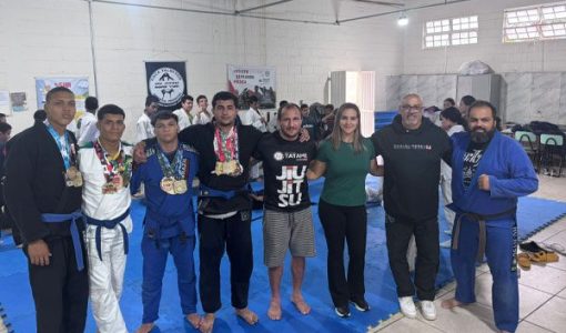 foto-projeto-caca-talentos-transforma-vidas-com-exemplo-de-campeoes-e-entrega-de-novos-quimonos-06-05-26