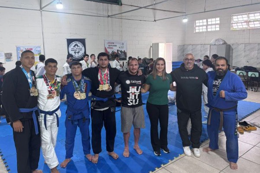 foto-projeto-caca-talentos-transforma-vidas-com-exemplo-de-campeoes-e-entrega-de-novos-quimonos-06-05-26